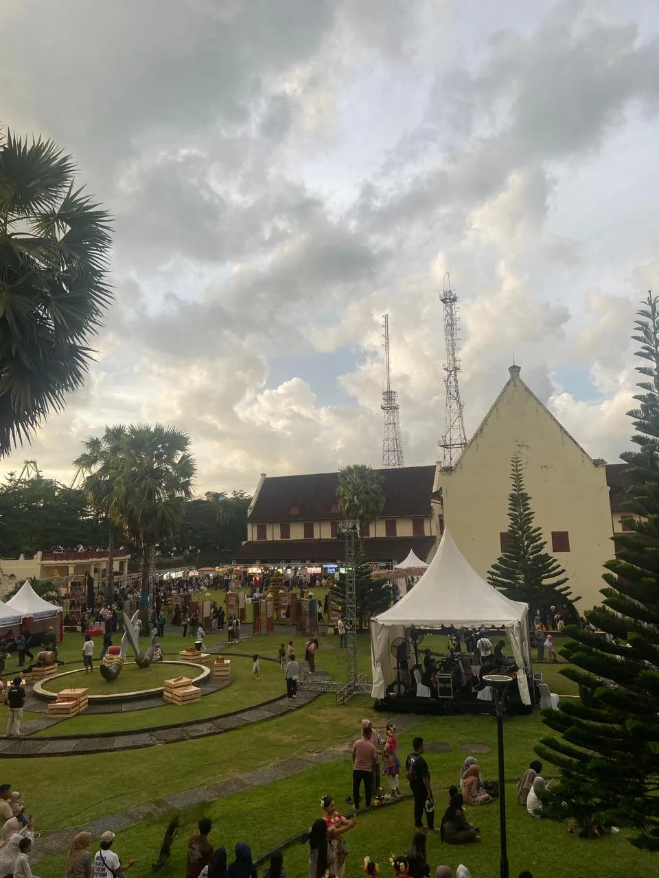 Suasana kegiatan di halaman Benteng Rotterdam