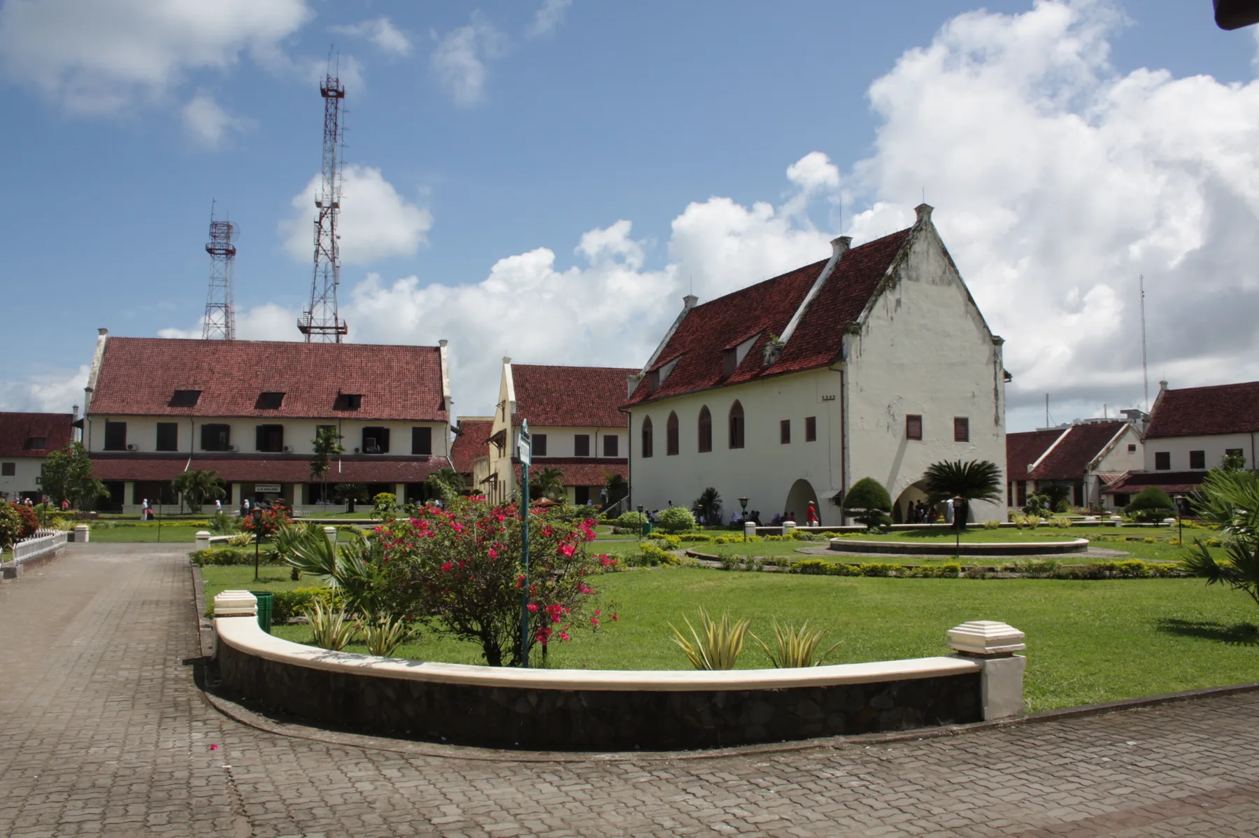 Halaman hijau dan bangunan Benteng Rotterdam