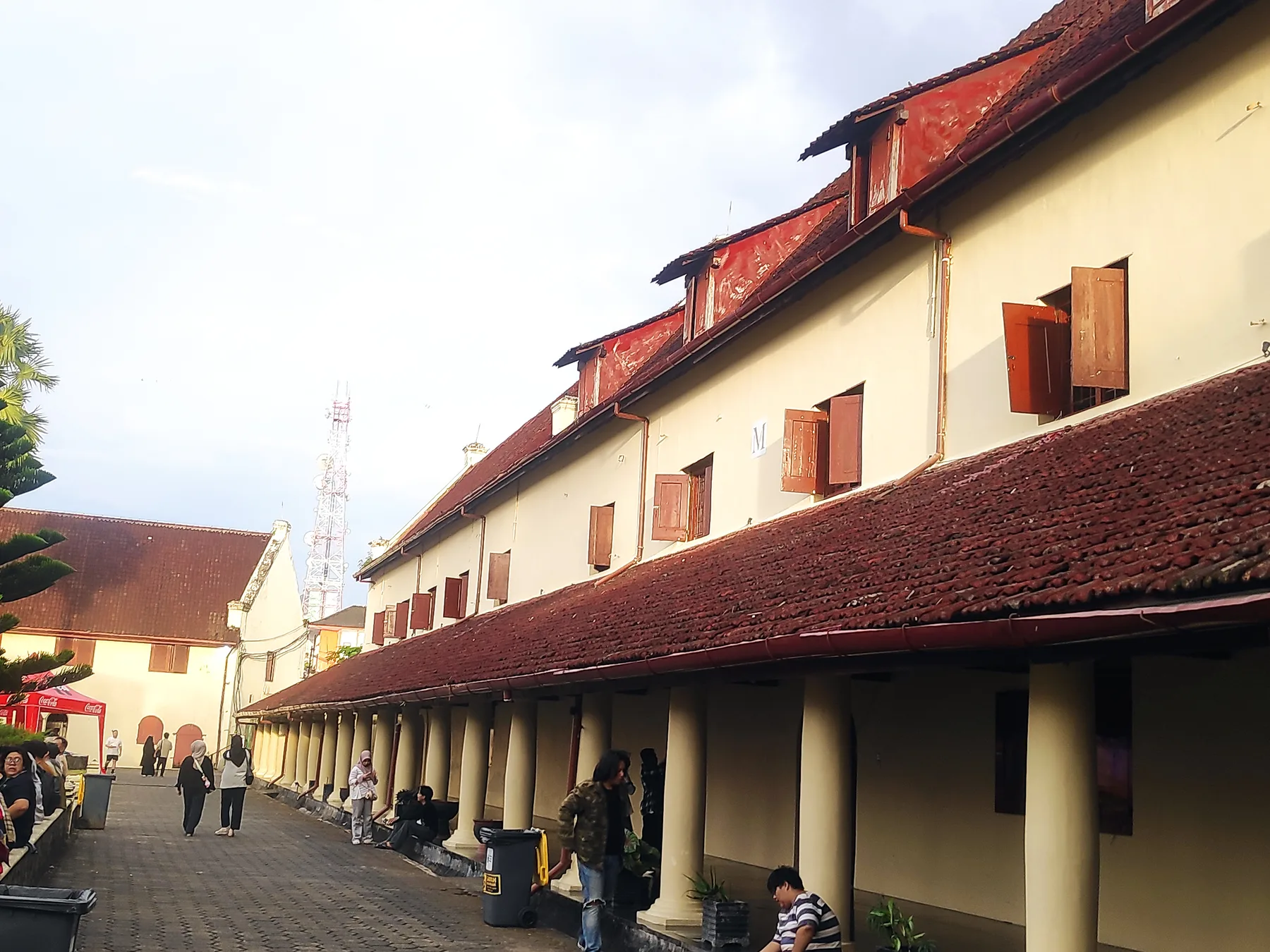 Koridor bangunan berarsitektur kolonial di Benteng Rotterdam